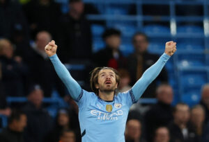 Jack Grealish med begge arme i vejret for Manchester City.