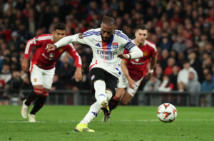 Alexandre Lacazette sparker straffespark for Lyon.