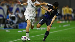 Junnosuke Suzuki i aktion for det japanske landshold.