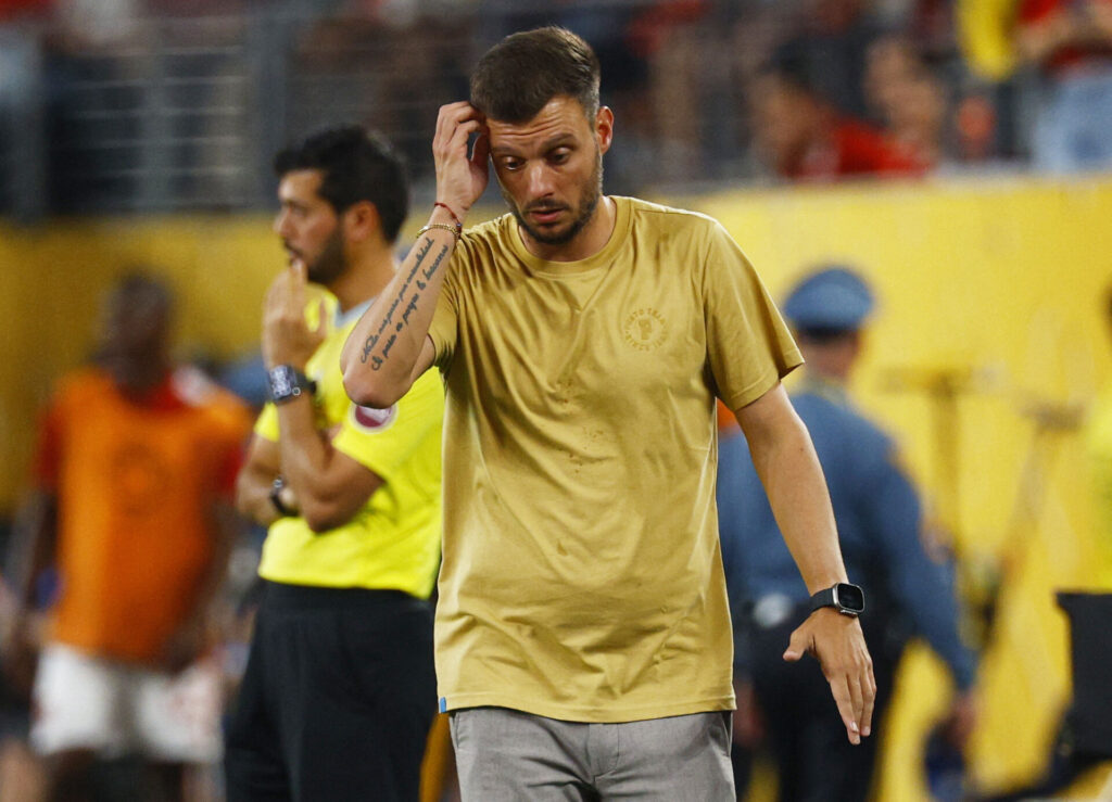 Martin Anselmi tager sig til hovedet efter kampen mod Al Ahly