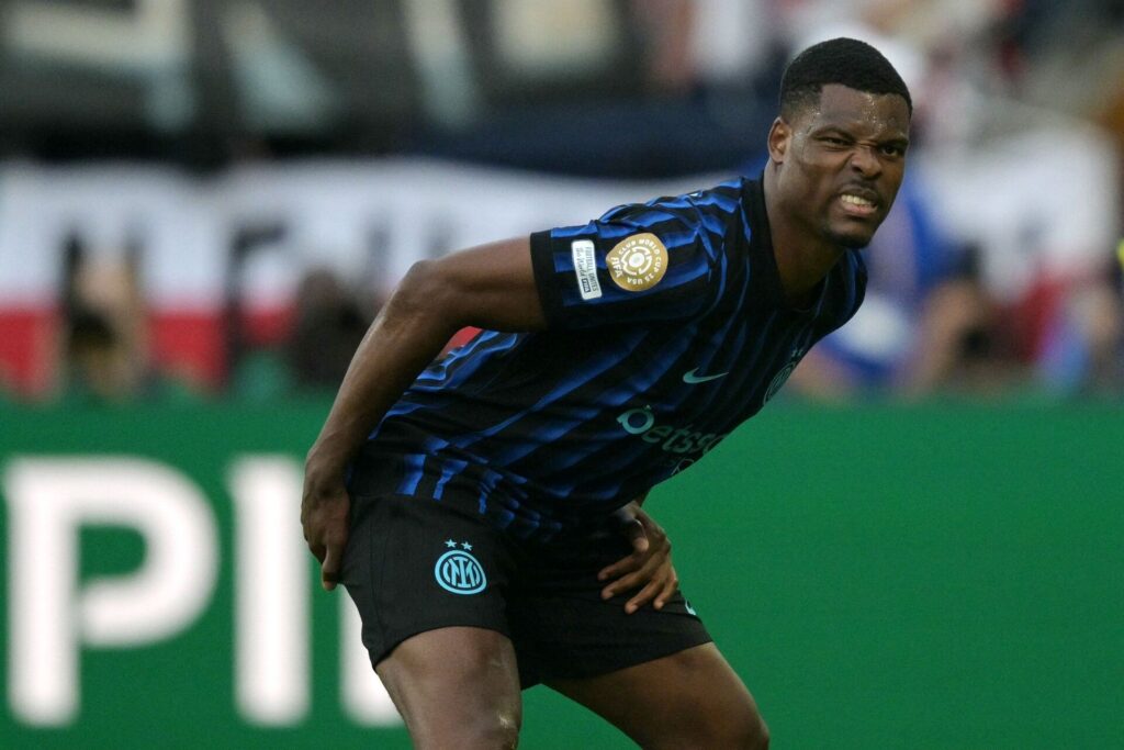 Denzel Dumfries tager sig til sin bagdel.