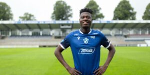Emmanuel Yeboah iklædt en Hamstad BK-trøje.