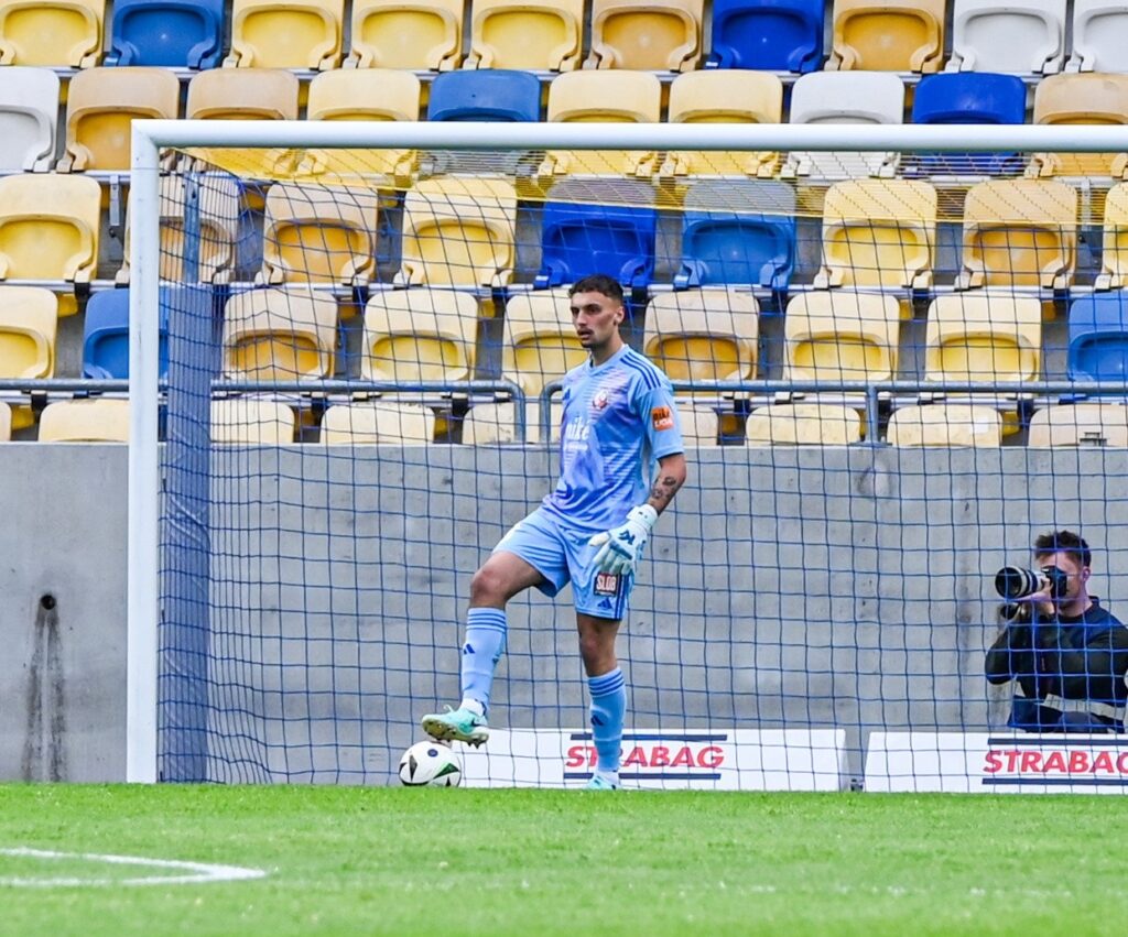 Danko med bolden i kamp