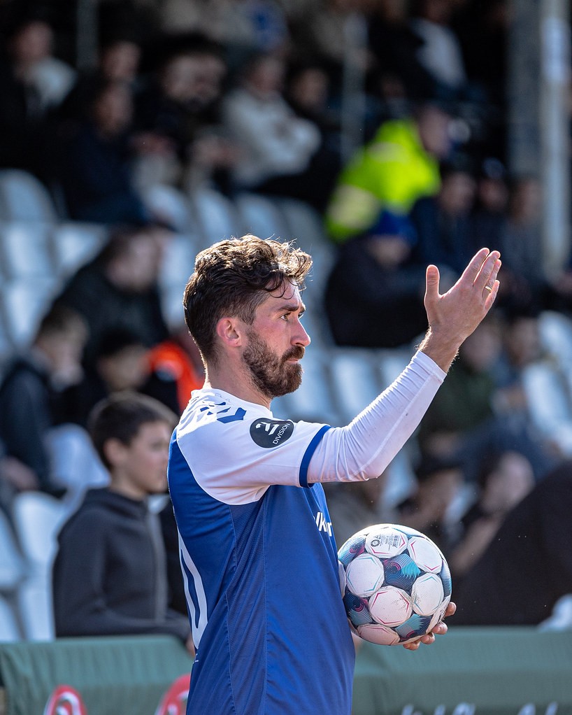 Frederik Holst ved at tage et indkast for Fremad Amager