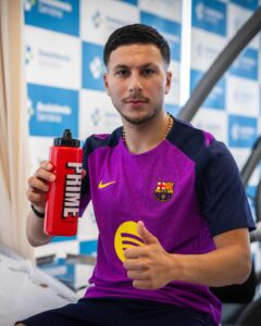 Roony i FC Barcelona med tøj på