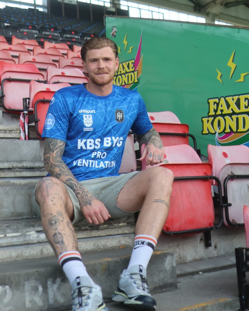 Brylov sidder på tribunen