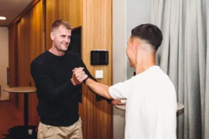 Fodbolddirektør Alexander Riget byder Nicklas Røjkjær velkommen i FC Nordsjælland