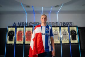 Froholdt med det danske flag