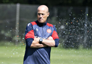 Steffen Højer med armene over kors på sin første træningsdag i AaB.