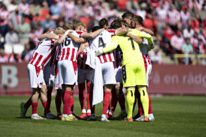 AaB-spiller i rundkreds inden kamp