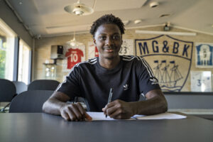 Akalé med en pen i hånden