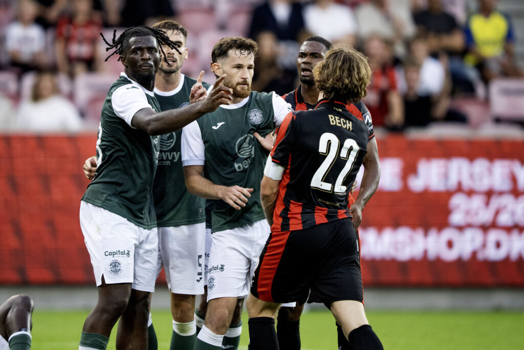 Mads Bech Sørensen i håndgemæng med en Hibernian-spiller.