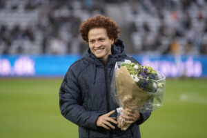 Mustafa Amini modtager blomster.