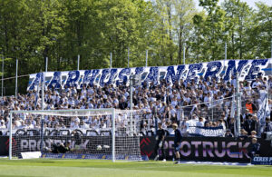 AGF-tilskuere med banner med tekst "aarhusianerne" i kamp mod Randers FC
