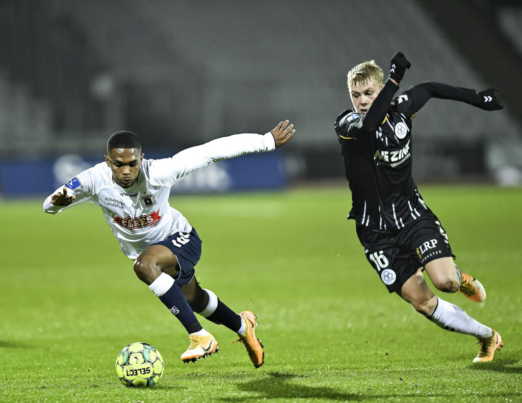 Gift Links og Agust Hlynsson i kamp om bolden under en kamp mellem AGF og AC Horsens