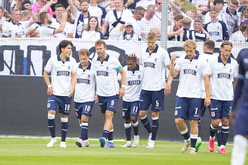 AGF-holdet fejrer Patrick Mortensens scoring til 1-0 mod Randers i Vejlby