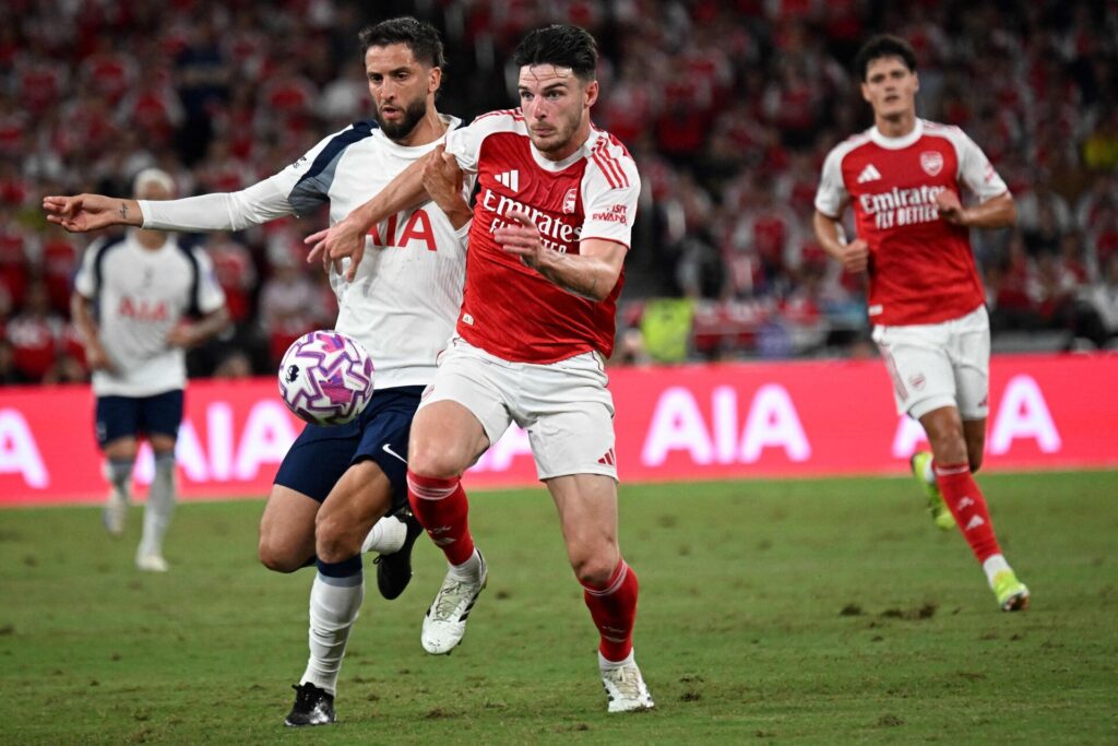 Arsenals Declan Rice med Christian Nørgaard i baggrunden.