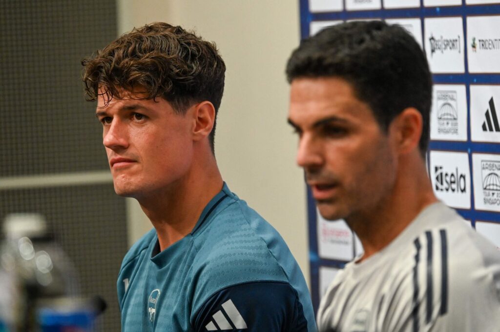 Christian Nørgaard og Mikel Arteta på et Arsenal-pressemøde.