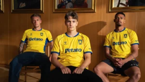 Brøndby i klubbens nye hjemmebanetrøjer