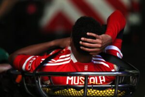 Jamal Musiala bæres fra banen, da han blev skadet mod PSG ved Klub-VM