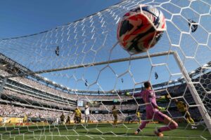 Bolden går i nettet bag Dortmund-keeper Kobel