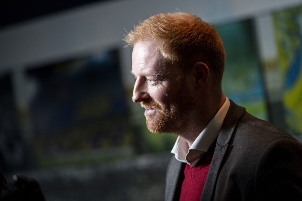 Benjamin Schmedes til et pressemøde.