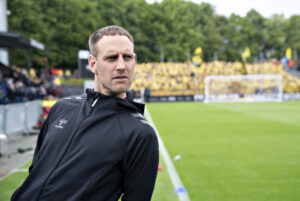 Frederik Birk kigger ind på banen.