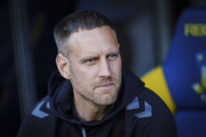 Frederik Birk på bænken under en Brøndby-kamp