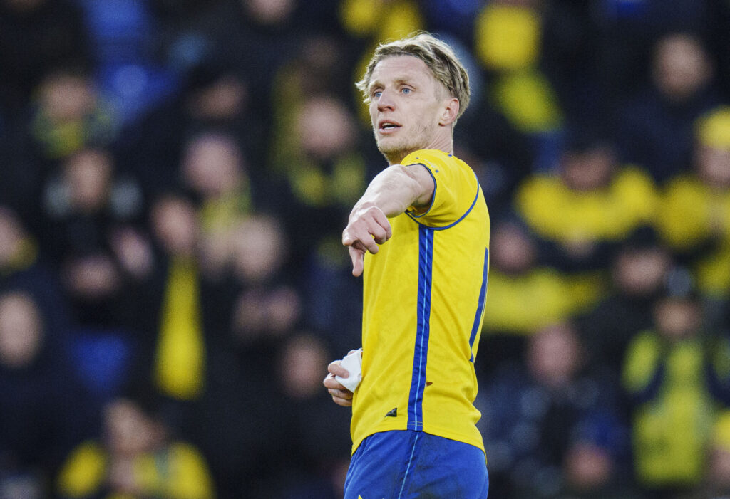 Daniel Wass peger under en kamp for Brøndby IF