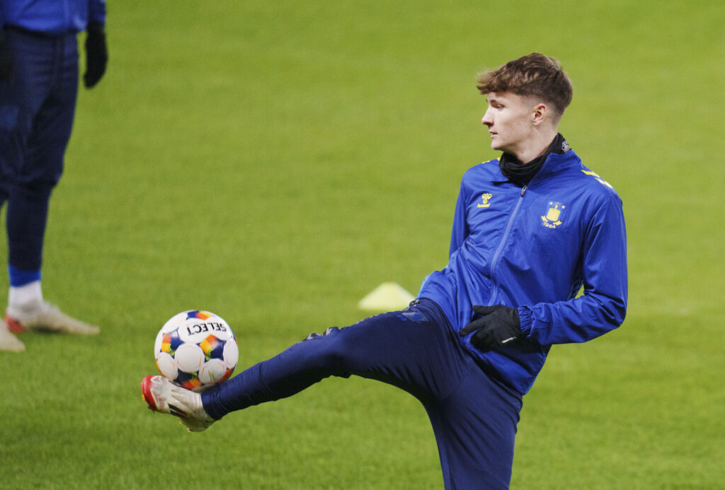 Jacob Ambæk varmer op for Brøndby IF.