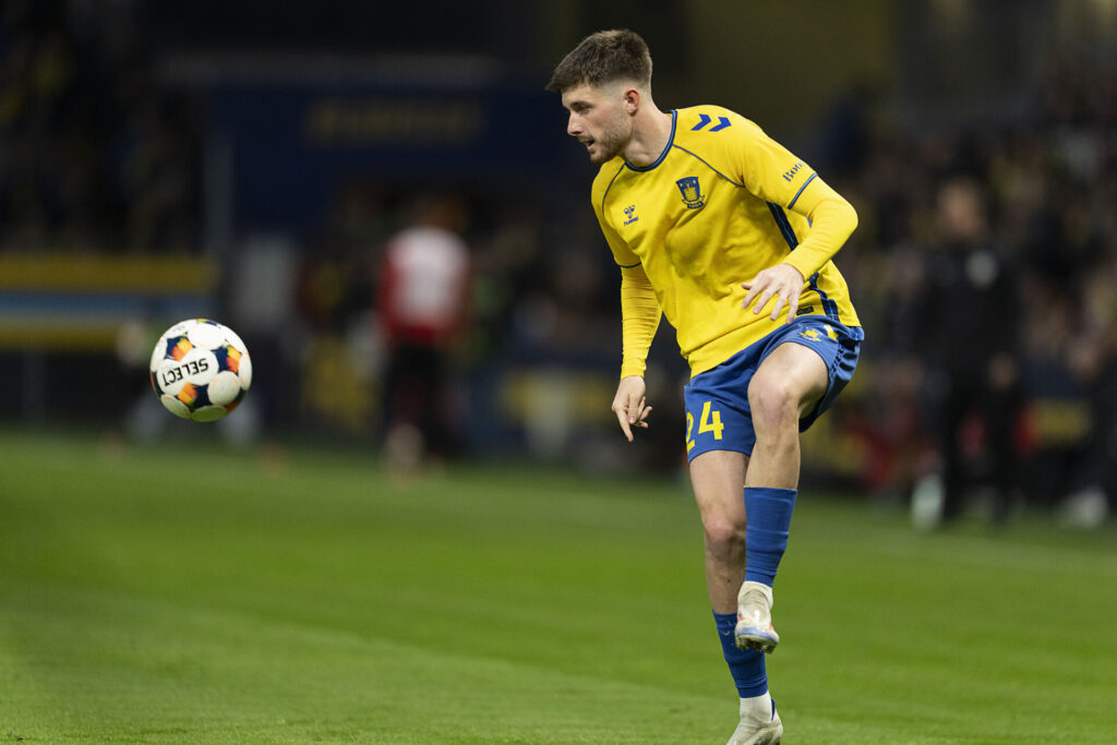 Marko Divkovic tæmmer bolden for Brøndby.