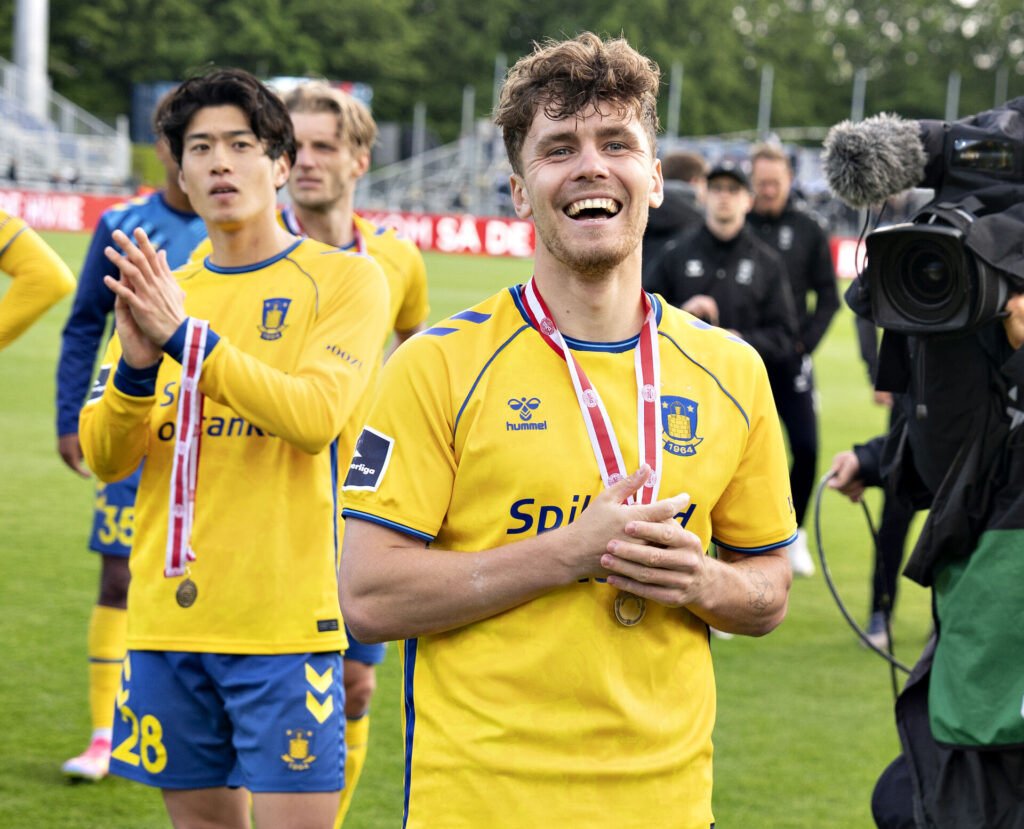 Mathias Kvistgaarden med bronzemedaljer om halsen.