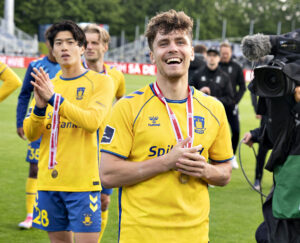Mathias Kvistgaarden med medalje om halsen på Ceres Park Vejlby