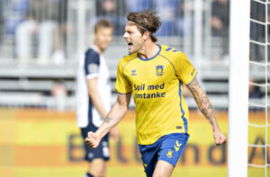 Nicolai Vallys fejrer et mål mod AGF i Superligaen.