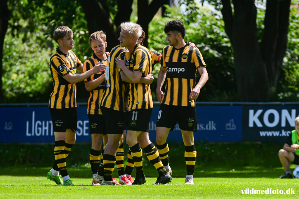 Aarhus Fremads spillere jubler sammen over en scoring.