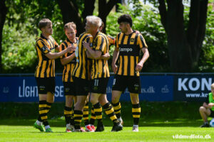 Aarhus Fremads spillere jubler sammen over en scoring.