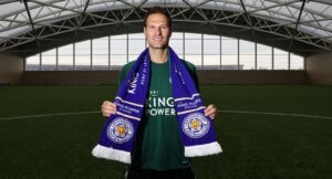 Asmir Begovic med et Leicester City-tørklæde om halsen.