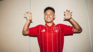 Dan Ndoye med hænderne i vejret som en tiger i sin præsentation i Nottingham Forest.