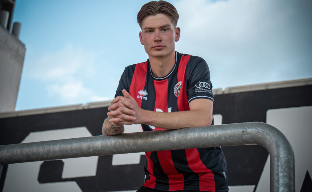 Frederik Christensen med foldede hænder ved sin præsentation i Ingolstadt.