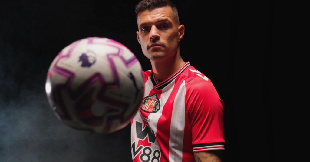 Granit Xhaka i Sunderland-trøje og med bolden i hånden.