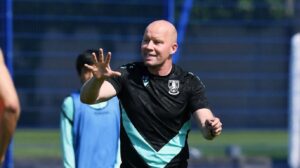 Henrik Pedersen dirigerer i Sheffield Wednesdays træning.