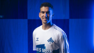 Jesús Alfaro poserer i blåt lys og Kolding-trøje.