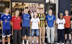 Alle divisionsklubberne i Aarhus samlet ved AGF's fanshop.