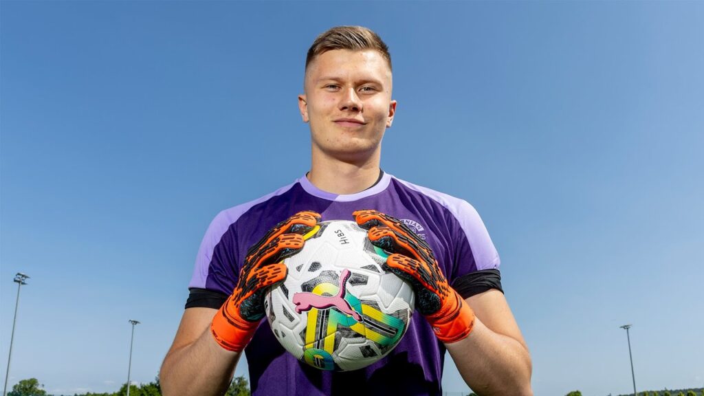 Maksymilian Boruc med målmandshandsker og en bold i hænderne.