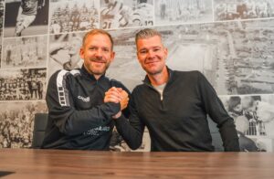 Martin Thomsen og Mads Agesen giver hånde i Viborg.