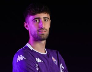 Mattia Viti med lilla lys i ansigtet.