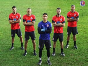 Michael Falkesgaard og fire andre spillere med armene over kors præsenteres i thailandske Port FC.