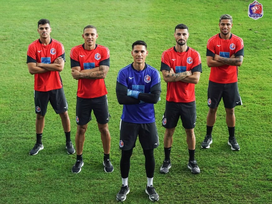 Michael Falkesgaard og fire andre spillere med armene over kors præsenteres i thailandske Port FC.