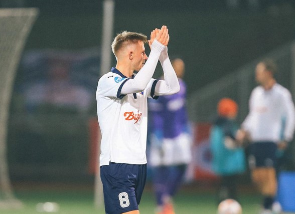 Mikkel Mouritz klapper på vej fra banen.