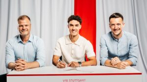 Noah Darvich underskriver sin kontrakt med Stuttgart.